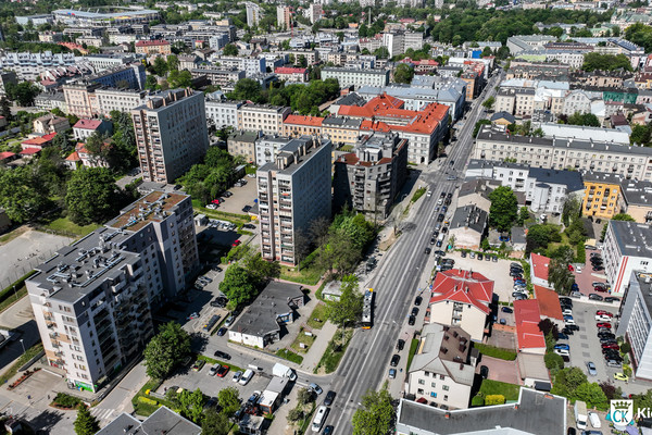 zdjęcie z drona; ulica Seminaryjska w stronę Zachodnią, po prawej Plac Targowy i budynki, po lewej bloki mieszkalne