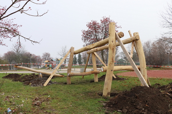W Parku Czarnów powstaje drewniany plac zabaw z ekoinstalacją