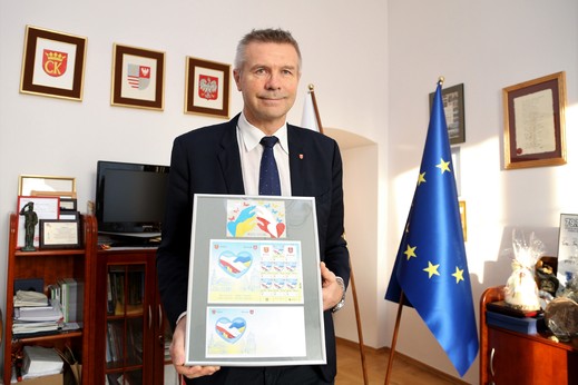 prezydent Kielc z zestawem znaczków pocztowych, kopert i pocztówek o nazwie „Bracia”