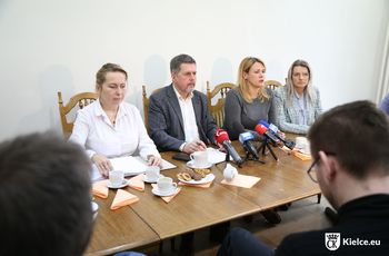 Konferencja prasowa przed sesją. Przy stole siedzą (od lewej) Anna Kibortt, Jarosław Karyś, Katarzyna Czech-Kruczek i Joanna Winiarska