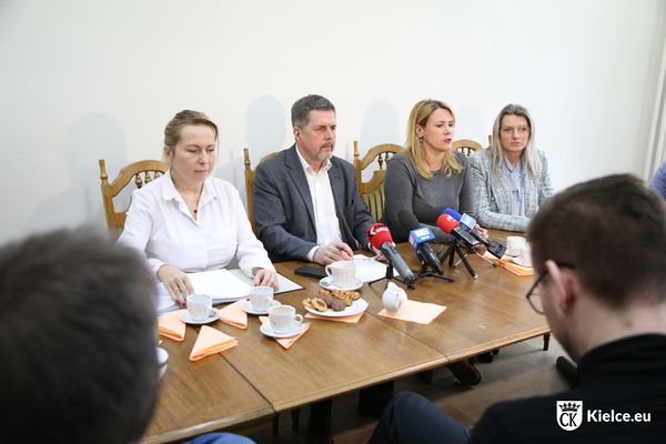 Konferencja prasowa przed sesją. Przy stole siedzą (od lewej) Anna Kibortt, Jarosław Karyś, Katarzyna Czech-Kruczek i Joanna Winiarska