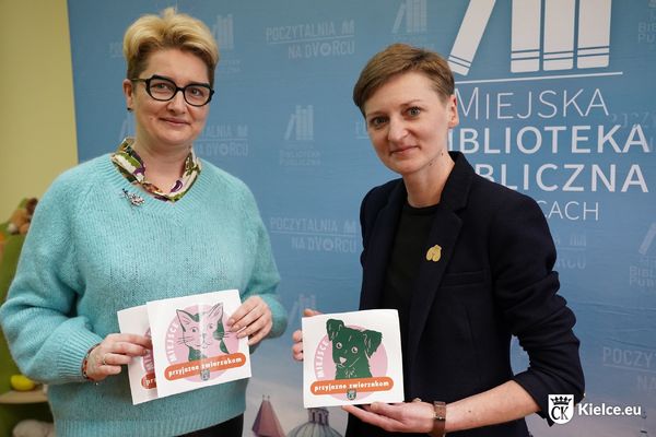 Agata Wojda i Anna Żmudzińska prezentują naklejki akcji Miejsce Przyjazne Zwierzakom