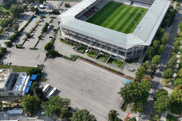 Stadion Suzuki Arena z drona. Ujęcie od strony Al. Legionów
