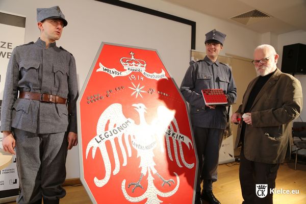 Tarcza Legionów wraz z jej wykonawcą Michałem Daranowskim