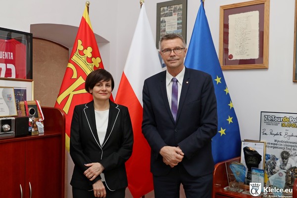 Na zdjęciu Eliza Dzwonkiewicz, Konsul Generalna RP we Lwowie oraz Bogdan Wenta, prezydent Kielc