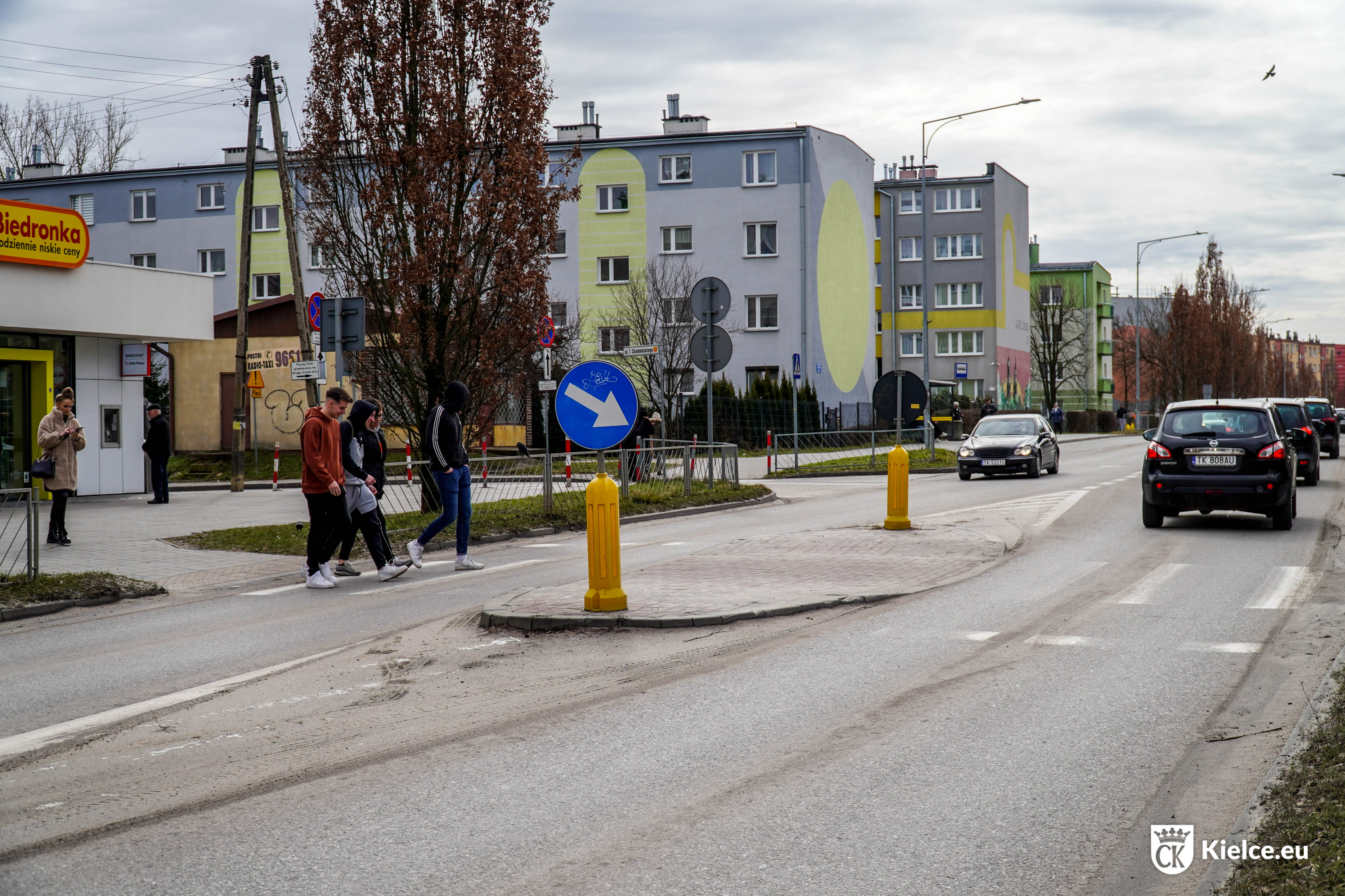 Cztery osoby przechodzące przez przejście dla pieszych na ul. Jagiellońskiej