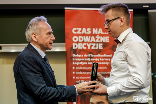 Rektor Politechniki Świętokrzyskiej prof. Zbigniew Koruba wręczający wyróżnienie jednemu z laureatów
