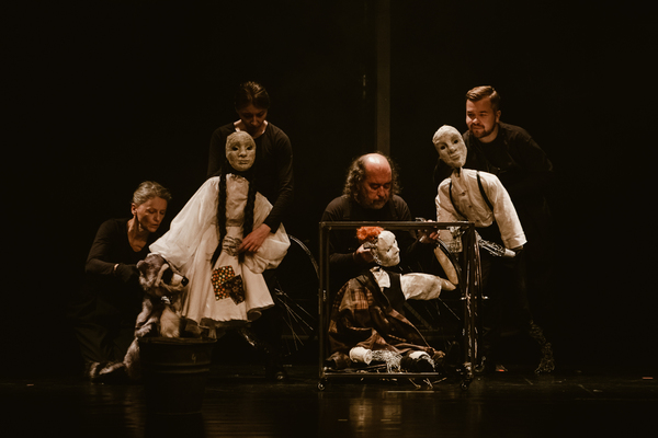 Zdjęcie ze spektaklu "Arka Czasu", na scenie Teatru Kubuś czterech aktorów animujących lalki teatralne