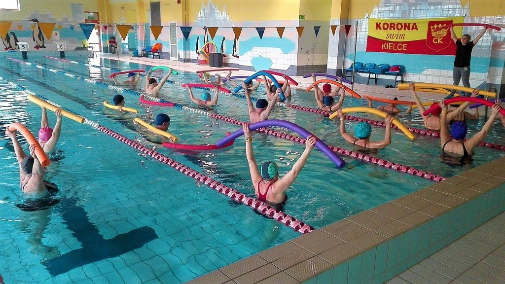 Grupa osób ćwicząca w basenie