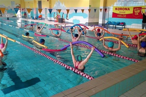 Grupa osób ćwicząca w basenie