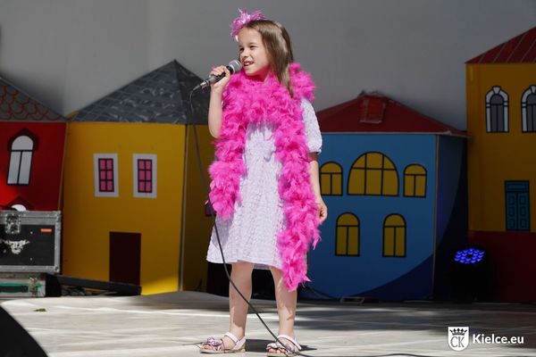 Dziewczynka z mikrofonem na scenie