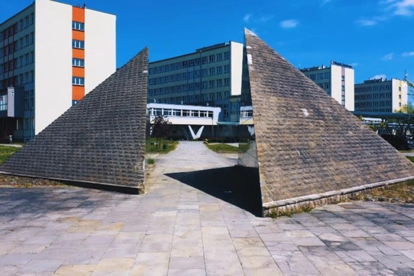 piramida przed Politechniką Świętokrzyską
