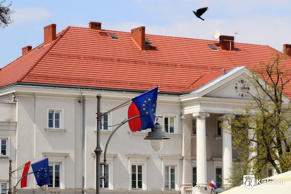Budynek Urzędu Miasta Kielce przy Rynku, na pierwszym planie flaga Unii Europejski oraz flaga Rzeczpospolitej Polskiej