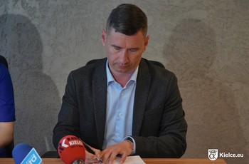 Łukasz Jabłoński podpisuje umowę z Industrią
