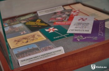 Zdjęcie przedstawia pamiątkowe kartki pocztowe Festiwalu Harcerskiego