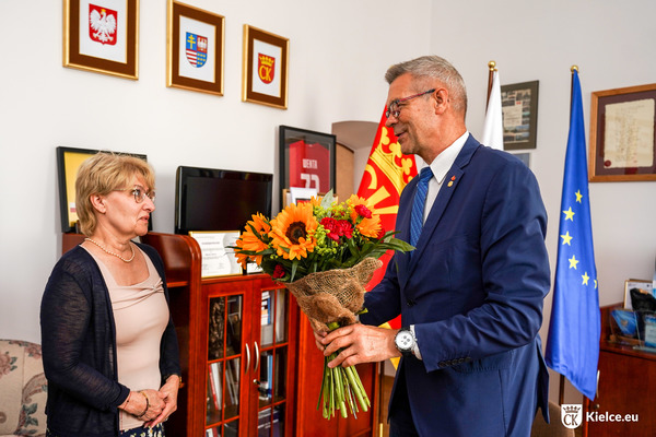 Dorota Koczwańska-Kalita i Prezydent Bogdan Wenta wręczający jej kwiaty