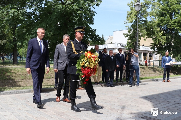 Prezydent Kielc i przewodniczący Rady Miasta składają kwiaty pod tablica pamiątkową