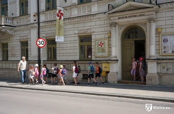 Dzieci wychodzące z budynku Muzeum Historii Kielc