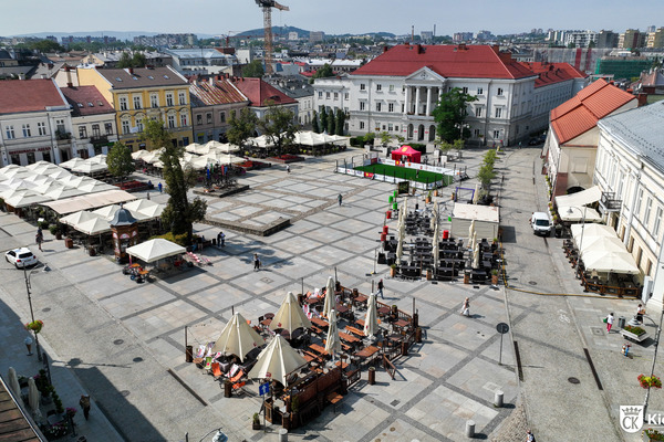 Rynek od strony ul. Bodzentyńskiej; zdjęcie z drona