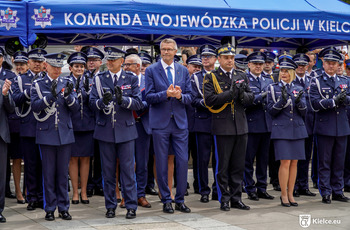Prezydent Kielc Bogdan Wenta oraz funkcjonariusze podczas obchodów Święta Policji na Placu Artystów