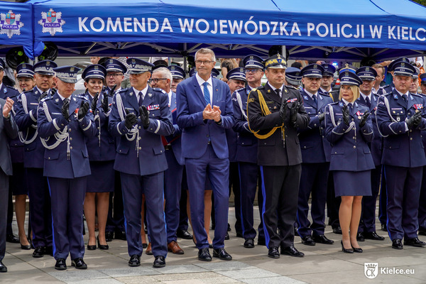Prezydent Kielc Bogdan Wenta oraz funkcjonariusze podczas obchodów Święta Policji na Placu Artystów