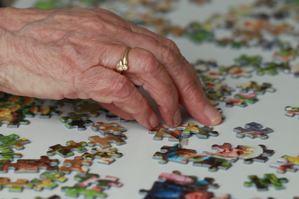 puzzle w dłoni starszej osoby.jpg
