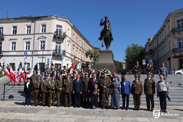 Zdjęcie przedstawia uczestników Marszu pod pomnikiem Marszałka Józefa Piłsudskiego