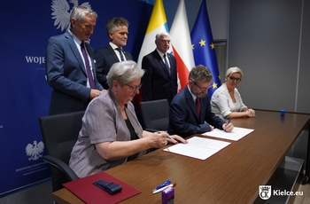 Podpisanie umowy na przekazanie środków w Świętokrzyskim Urzędzie Wojewódzkim  (4).jpg