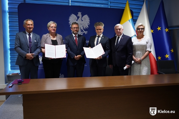 Podpisanie umowy na przekazanie środków w Świętokrzyskim Urzędzie Wojewódzkim