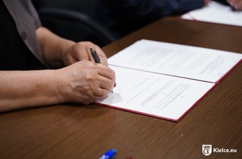 Podpisanie umowy na przekazanie środków w Świętokrzyskim Urzędzie Wojewódzkim  (5).jpg