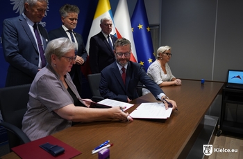 Podpisanie umowy na przekazanie środków w Świętokrzyskim Urzędzie Wojewódzkim  (6).jpg