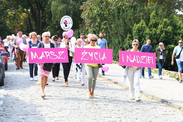 grupa kobiet podczas marszu