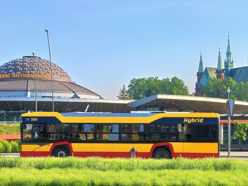 Zdjęcie autobusu, w tle  Dworzec Autobusowy przy ul. Czarnowskiej, przystanek oraz kościół