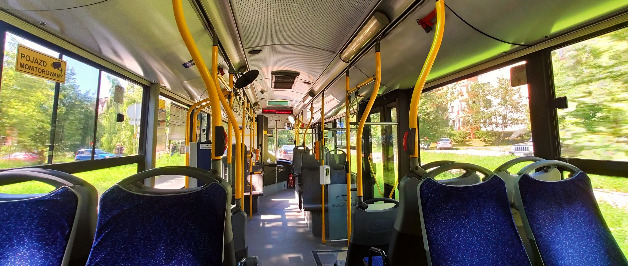Zdjęcie przedstawia wnętrze autobusu komunikacji miejskiej