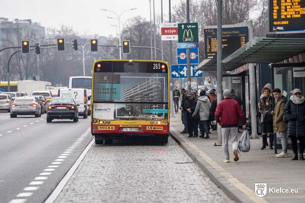 zdjęcie; autobus komunikacji miejskiej na przystanku