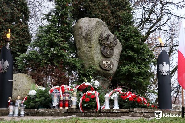 Kamienny pomniki przy zbiegu ulic Zagórskiej i Tarnowskiej