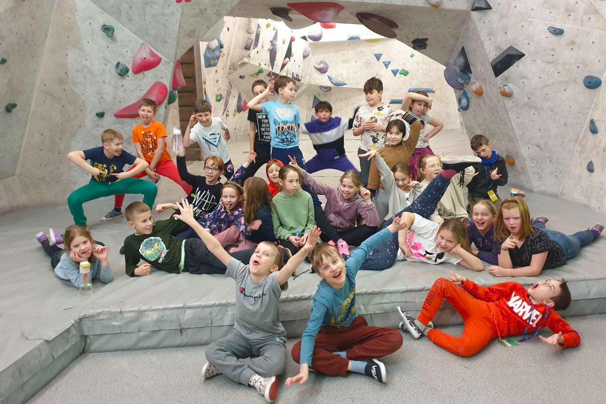 Grupa dzieci na tle ścianki wspinaczkowej