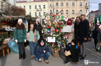 Domki z piernika, bibułowe łańcuchy i Mikołaje, ozdobiły zwycięskie drzewko uczniów Szkoły Podstawowej nr 1 w Kielcach