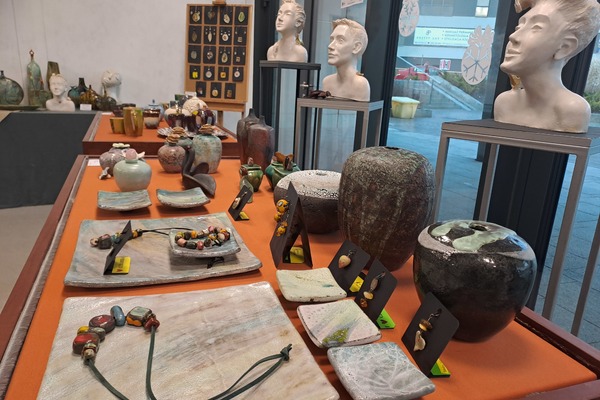 Ceramiczne eksponaty na wystawie w Punkcie Promocji Kielc