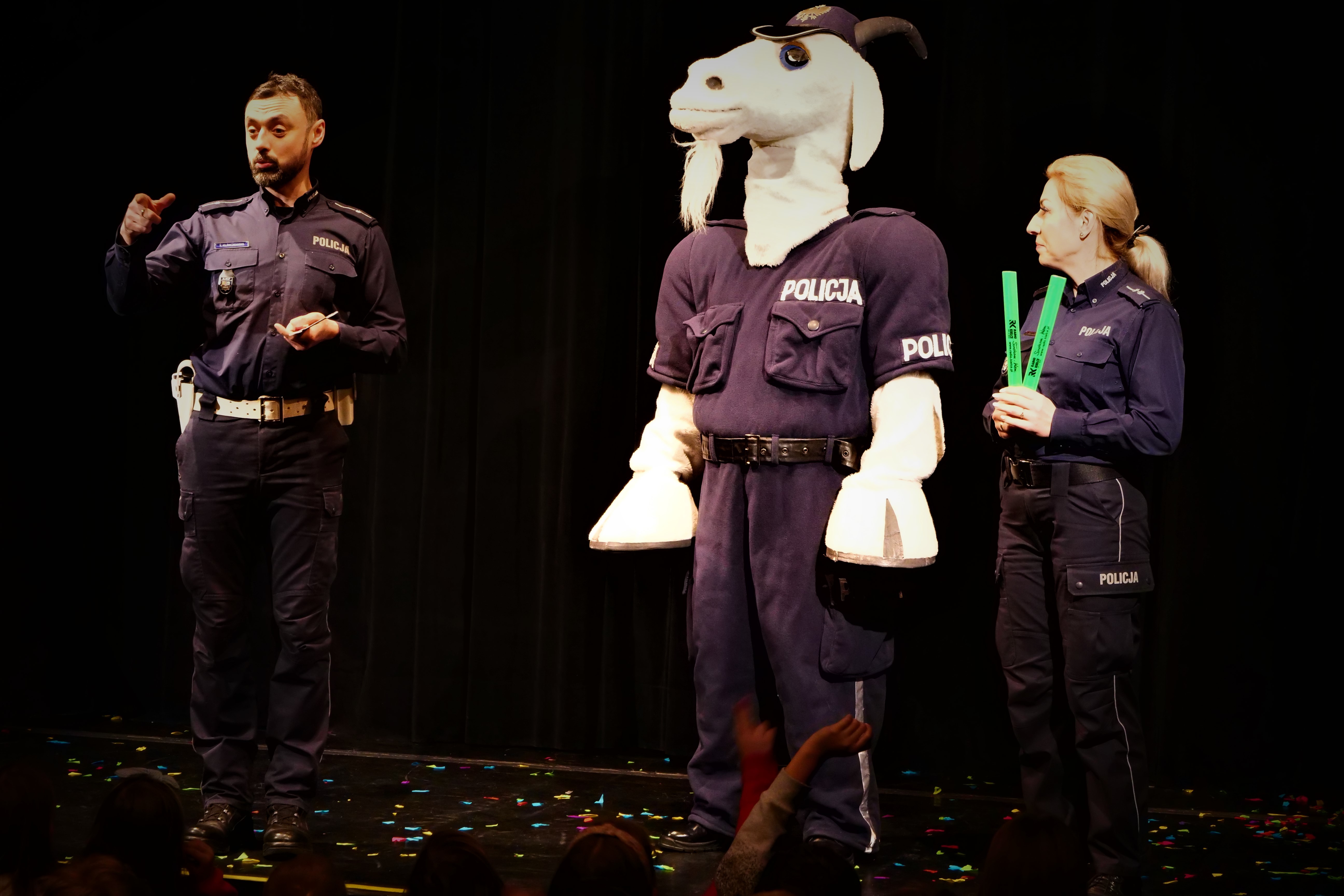 Maskotka policji świętokrzyskie "Koziołek Spoko" w towarzystwie dwójki policjantów.