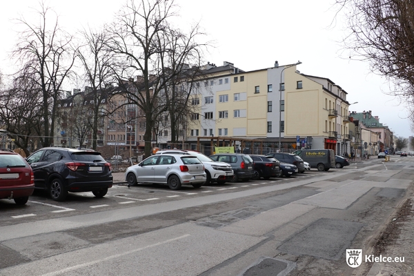 zdjęcie; miejsca parkingowe na ul. Paderewskiego, w sąsiedztwie skweru im. I. Sendlerowej