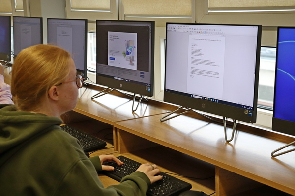 uczennica przy monitorze komputera