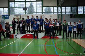 Kilkunastu łuczników na podium po odebraniu medali i dyplomów w zawodach mistrzostw Polski w łucznictwie