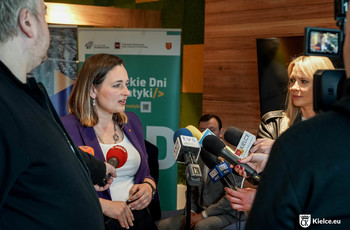 zdjęcie; konferencja prasowa; przemawia dyr KPT Justyna Lichosik