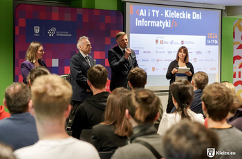 zdjęcie; rozpoczęcie Kieleckich Dni Informatyki; przemawia wiceprezydent Marcin Chłodnicki