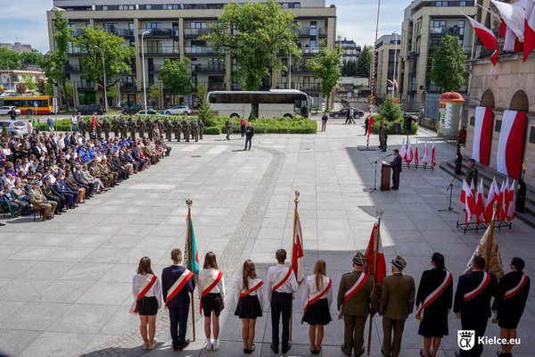 zdjęcie przedstawia ludzi na placu przed WDK; uroczystość z okazji Narodowego Dnia Zwycięstwa