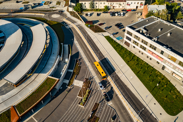 zdjęcie z drona; przedstawia autobus miejski wjeżdżający na dworzec przy ul. Czarnowskiej