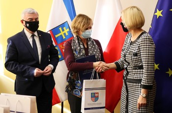 Instytucje wspierające mieszkańców Kielc otrzymały pulsoksymetry