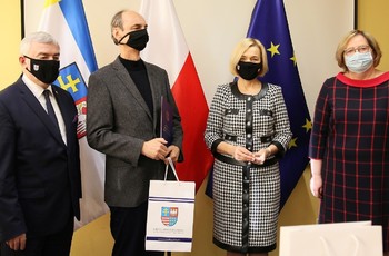 Instytucje wspierające mieszkańców Kielc otrzymały pulsoksymetry