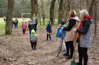Dzieciaki pomogły w sadzeniu drzew